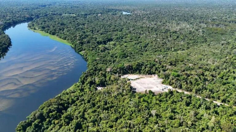 Aerial view of Pousada Jundiá in the forest, next to the wide river and its sandbanks